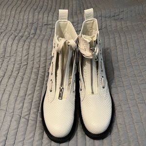 NEW NEVER WORN! UGG DAREN CROC EMBOSSED BOOT.